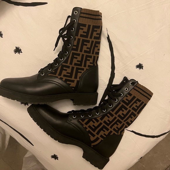 FENDI BOOTS WINTER 2022 COLLECTION - Picture 1 of 4